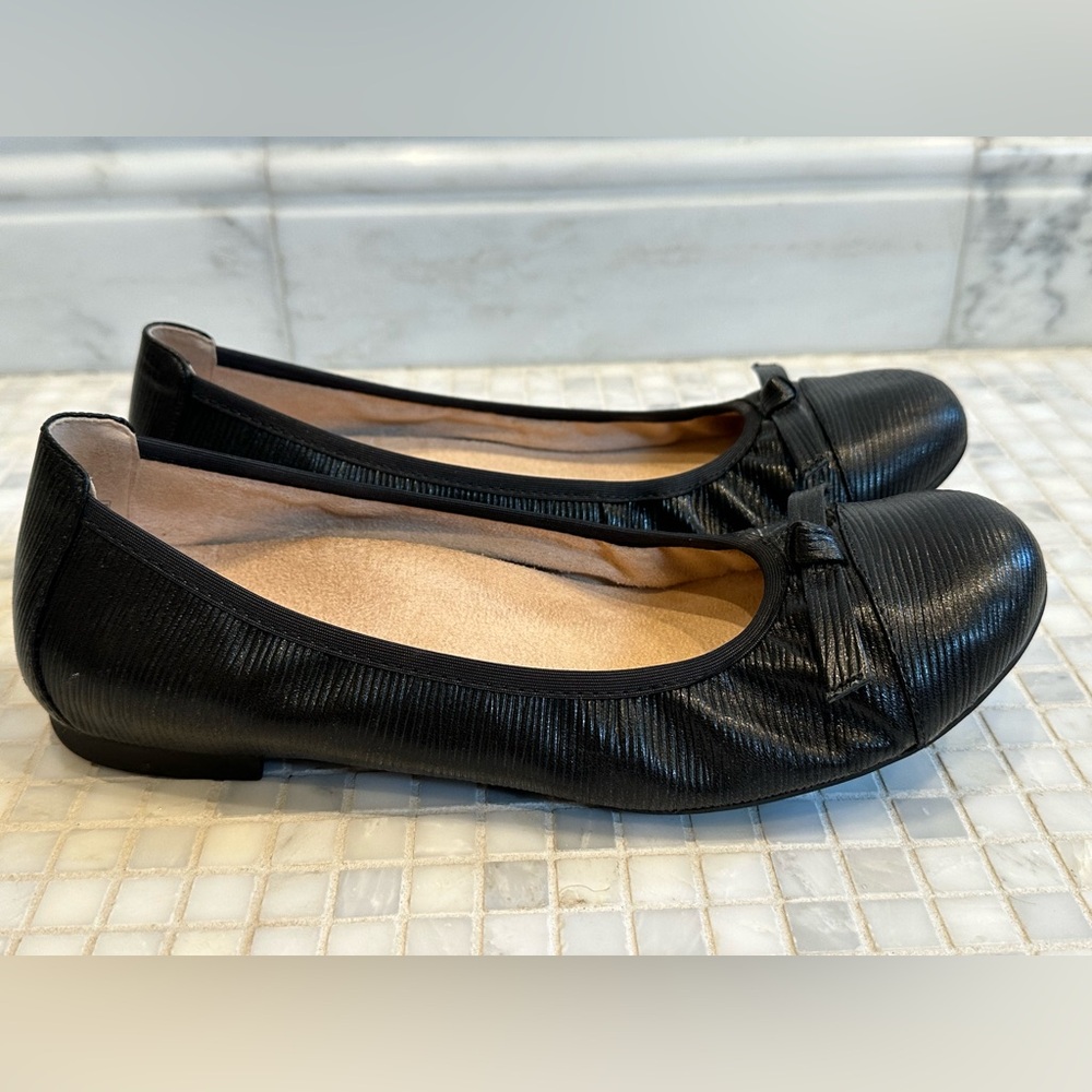 Vionic Black Leather Amorie Ballet Flat Retired with Arch Support - Picture 1 of 11